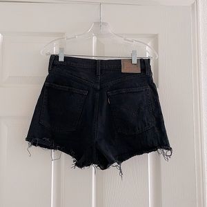 Black Levi’s rib cage shorts size 28